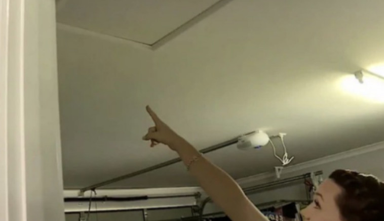 הפתח לעליית הגג בביתה של מוניקה גרין