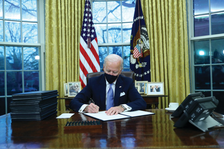 ג'ו ביידן חותם על צווים