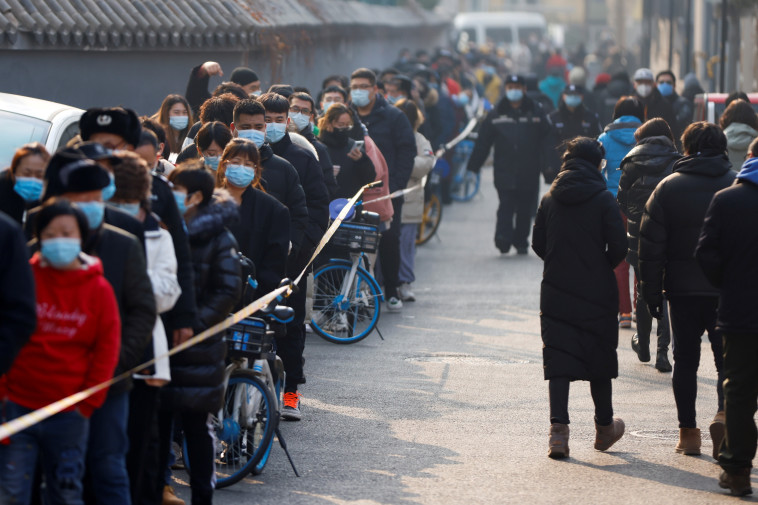 אנשים בתור לבדיקת קורונה בסין (צילום: REUTERS/Carlos Garcia Rawlins)