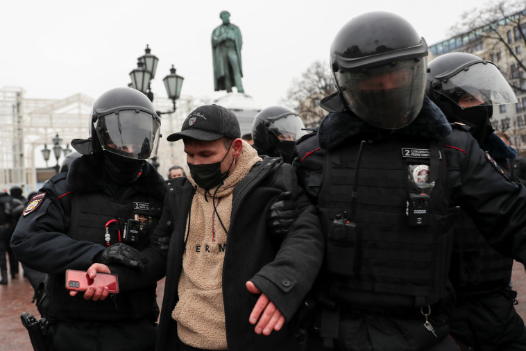 מעצר מפגינים ברוסיה (צילום: רויטרס)