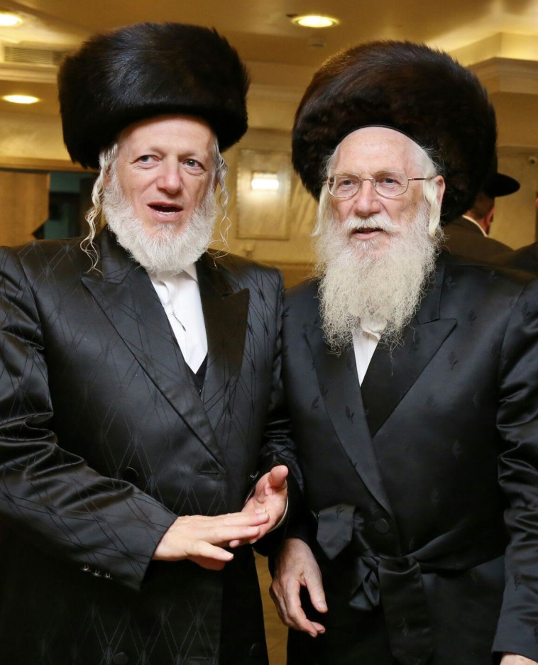 יהודה משי זהב (משמאל) ואביו, הרב מנחם מנדל משי זהב, שנפטר מקורונה