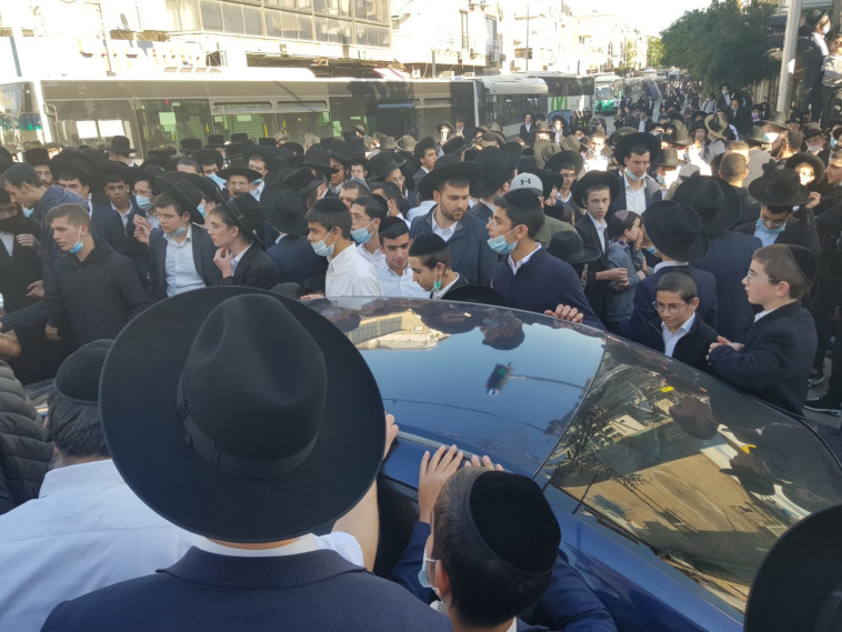 התקהלות סביב רכב בבני ברק