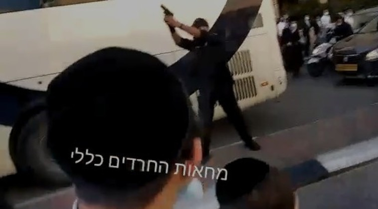 שוטר יורה באוויר במהלך המחאה בבני ברק