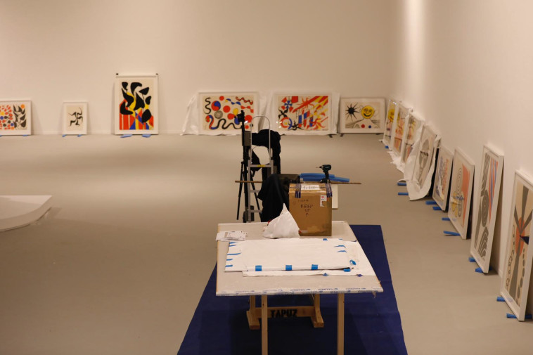 Hanging an exhibition at the Tel Aviv Museum (Photo: Guy Yechieli)