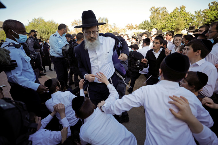 עימותים בין חרדים לשוטרים באשדוד (צילום: REUTERS/Amir Cohen)