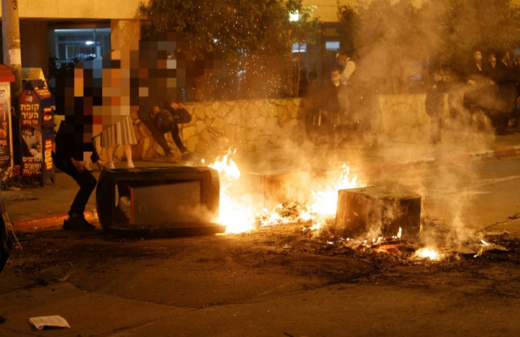 חרדים מעלים באש פחים בבני ברק (צילום: דוברות המשטרה)