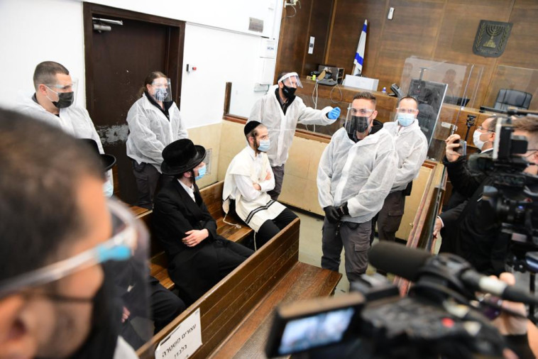 חסידי וזיניץ' החשודים בתקיפת שוטרים בבני ברק בבית המשפט (צילום: אבשלום ששוני)