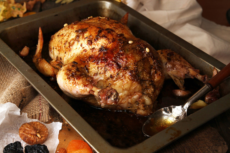 עוף שלם בפירות יבשים של רשת נתח קצבים