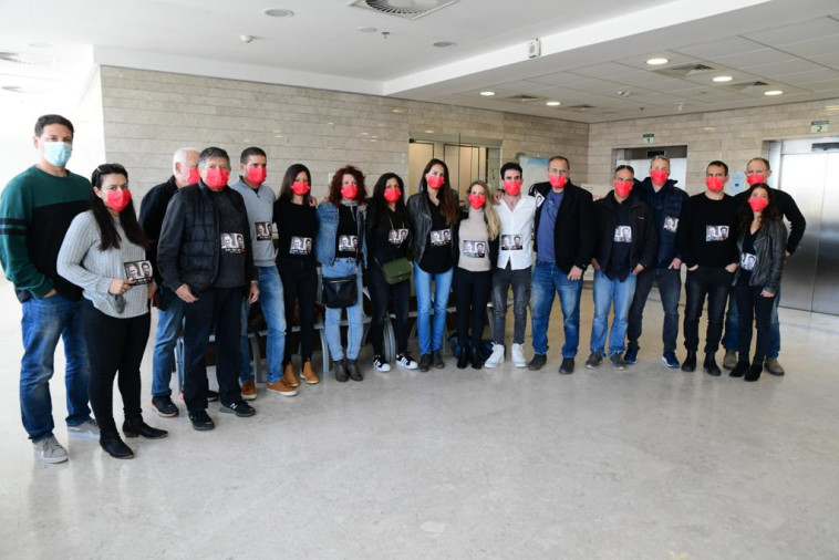 חבריהם ובני משפחתם של תומר וינשטין ויניב לוגסי ז''ל בבית המשפט