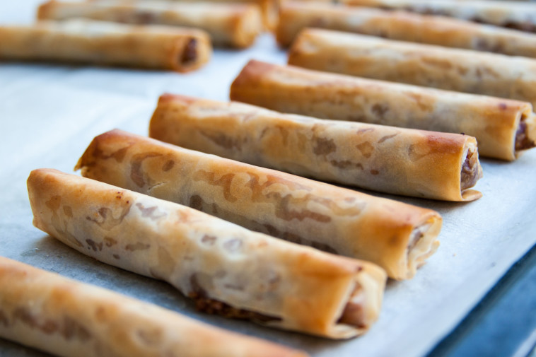 סיגרים טבעוניים של תפוחים ופיצוחים בקרם שקדים וניל