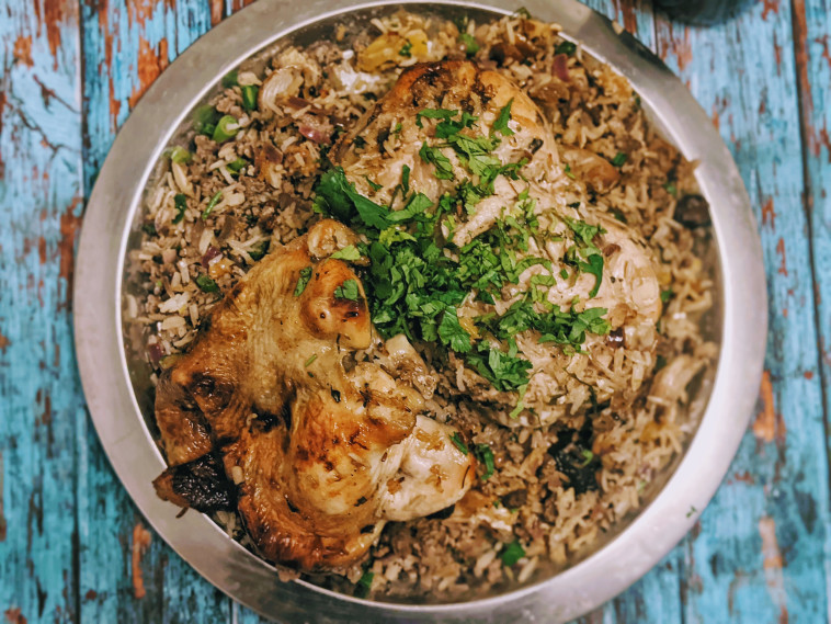 עוף ממולא בפירות יבשים בשר ואורז