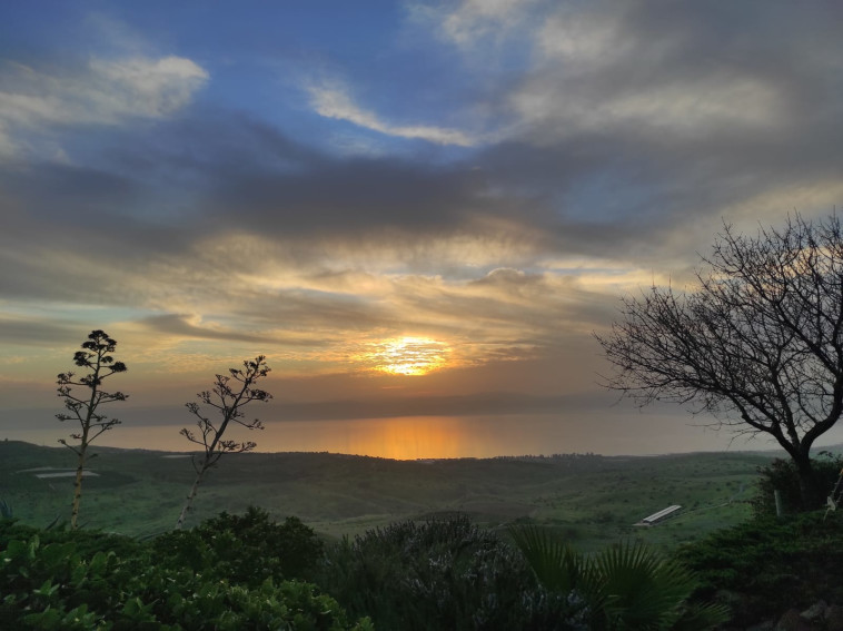 הכינרת- מראה הערב בשקיעה מהמצוק במושב כנף