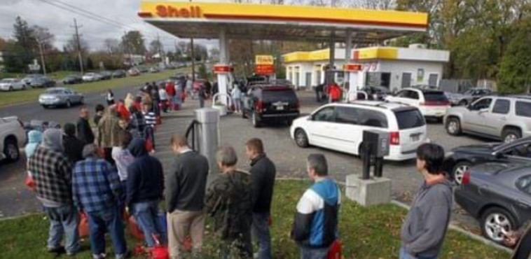 תושבי ברטיסלבה מחוץ לתחנת הדלק (צילום: רשתות חברתיות)