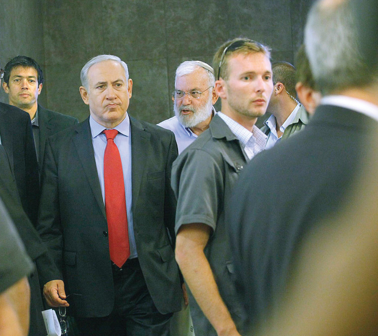 יועז הנדל עם ביבי נתניהו בשנת 2011