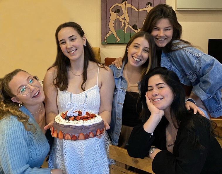 סטפני, לרה, מעיין, יעל וגאיה