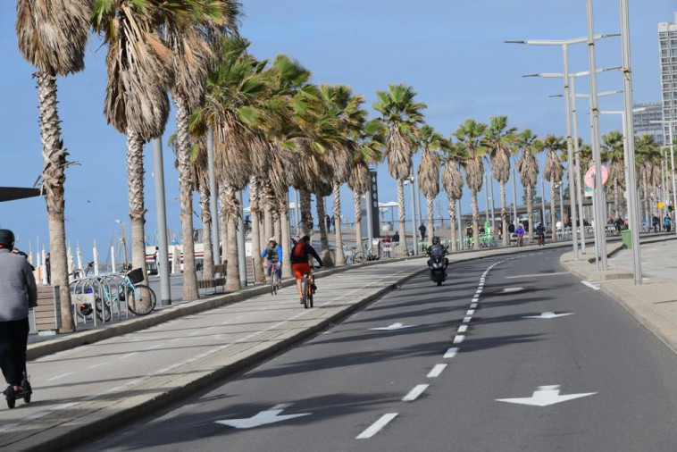 אנשים בסגר בטיילת בתל אביב