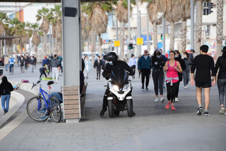 אנשים בסגר בטיילת בתל אביב (צילום: אבשלום ששוני)