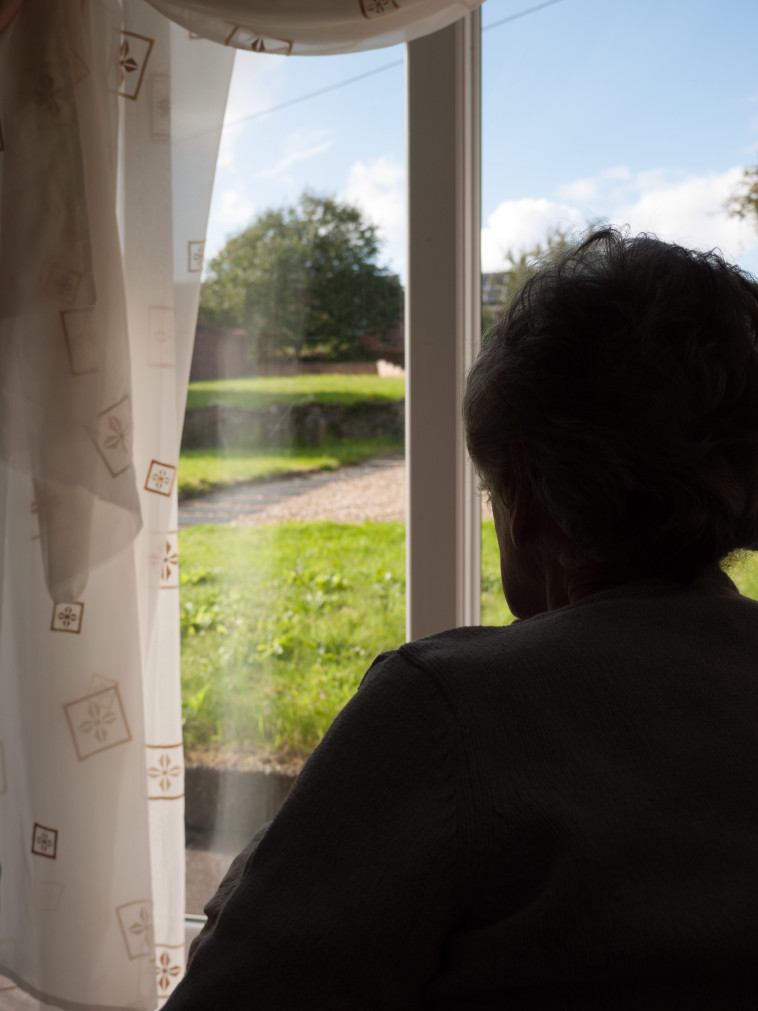 קשישה מתבודד בבית, אילוסטרציה