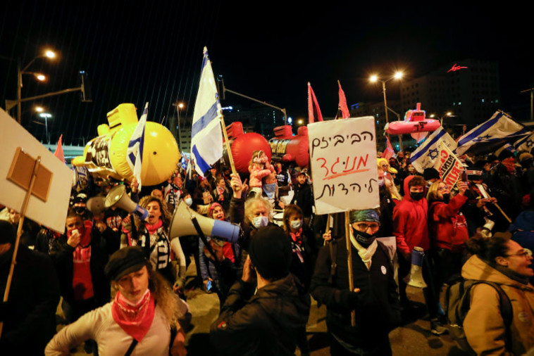 הפגנה נגד נתניהו סמוך לגשר המיתרים בירושלים (צילום: אוליבייה פיטוסי, פלאש 90)