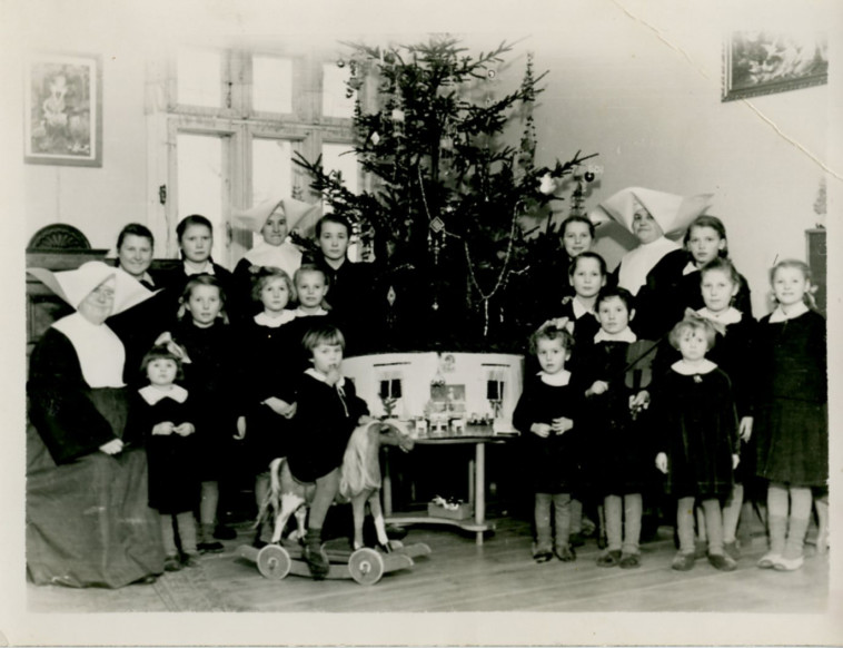 מרים-שרה בבית היתומים, רביעית מימין בשורה התחתונה