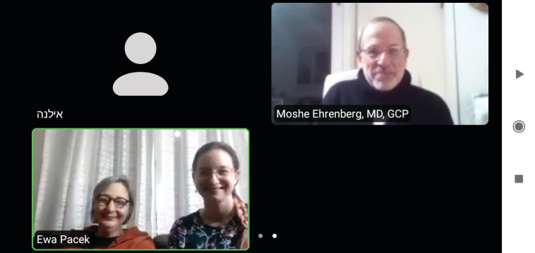 המשפחה משוחחת בזום