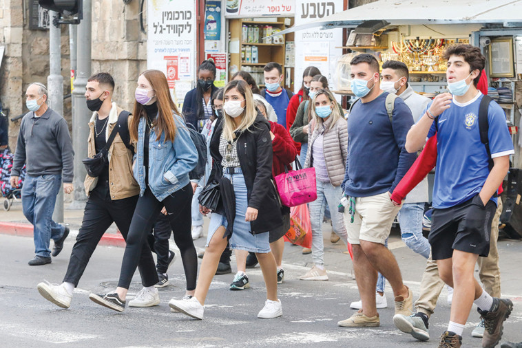 אנשים עם מסכות  (צילום: מרק ישראל סלם)