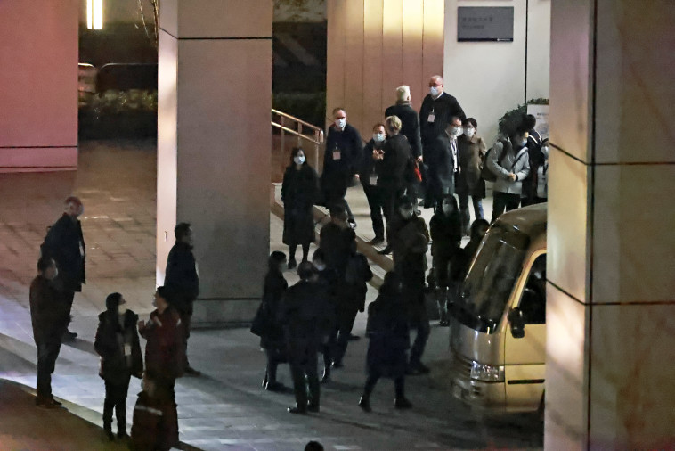 חברי המשלחת מטעם ארגון הבריאות העולמי יוצאים מבית החולים בווהאן