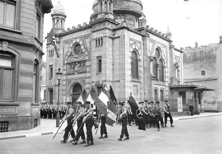 מצעד נאצי ליד בית הכנסת בלוקסמבורג (צילום: JWH)