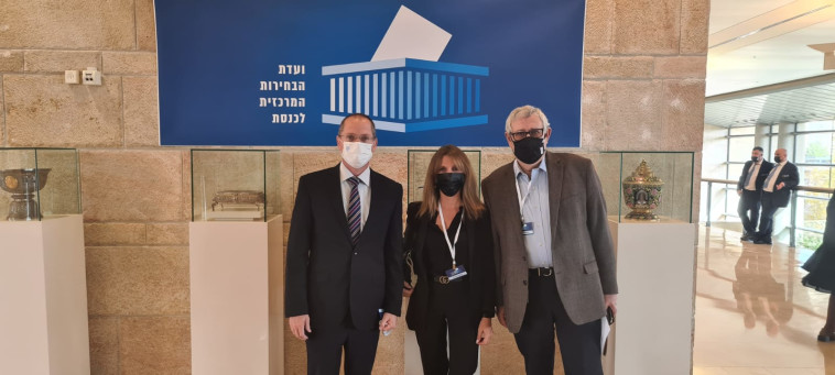 ישראל ביתנו בעת הגשת הרשימה לכנסת