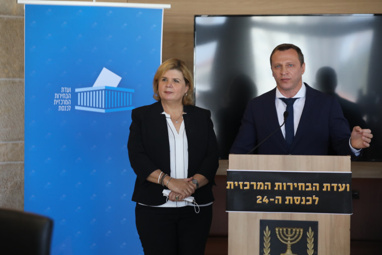 Yoel Rezbozov and Orna Barbibai while submitting the list of Yesh Atid (Photo: GPO)