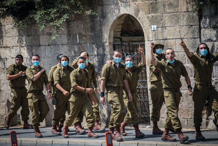 חיילים עם מסכות קורונה