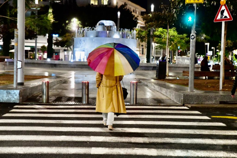 Rain in Dizengoff Square in Tel Aviv (Photo: Avshalom Shashoni)