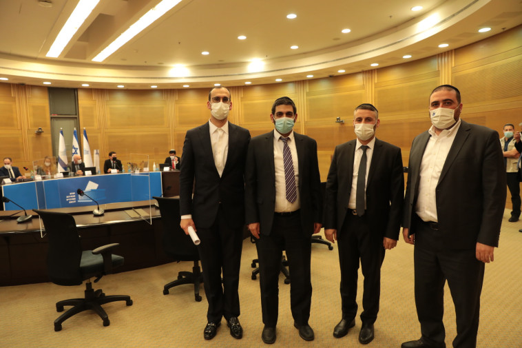 נציגי ש''ס בעת הגשת הרשימה לבחירות לכנסת