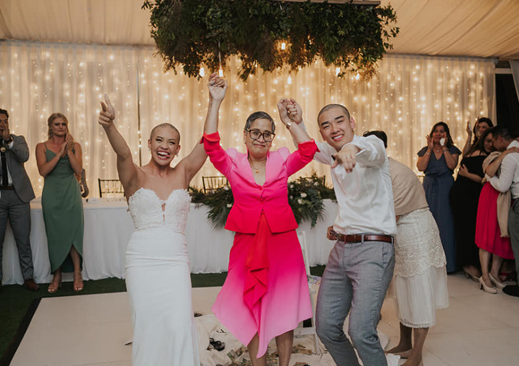 החתן והכלה המגולחים יחד עם לונה, חולת הסרטן