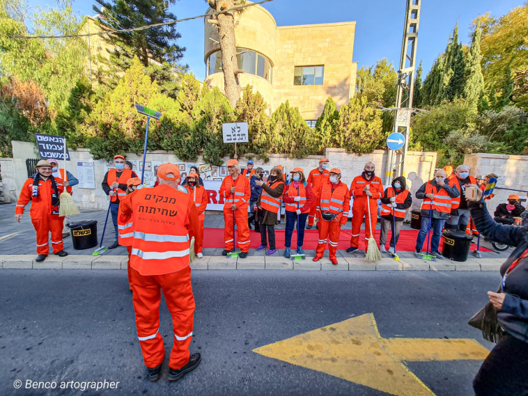 מפגינים ממתינים מחוץ למעון רה''מ לקראת משפט נתניהו (צילום: בן כהן)