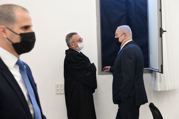 בנימין נתניהו עם עורך דינו בועז בן צור בבית המשפט