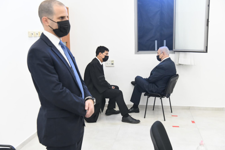 נתניהו ועורך דינו עמית חדד בבית המשפט