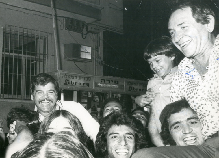 ראובן בר יותם עם מעריצים, 1975