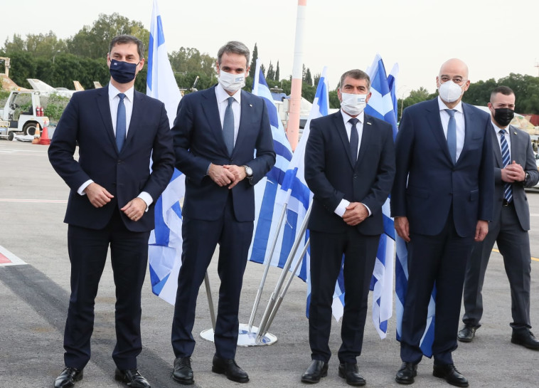 Foreign Minister Gabi Ashkenazi with Greek Prime Minister Kyriakos Mitsutakis (Photo: Miri Shimonovich)