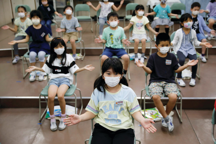 בית ספר ביפן בתקופת הקורונה (צילום: רויטרס)