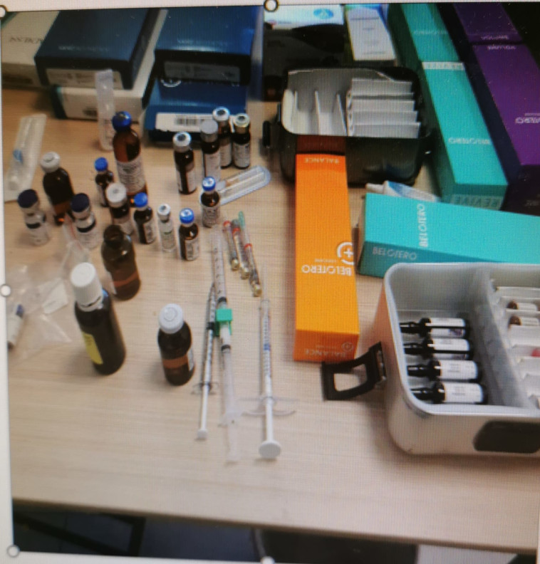 הציוד שנתפס בקליניקה שאותה ניהל אורן כחולי