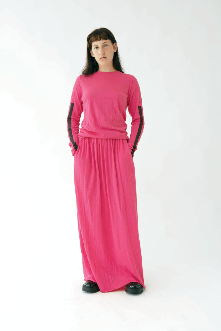 רוני בר לאתר MOXIE TLV, חולצה – 390 שקל, חצאית - 310 שקל