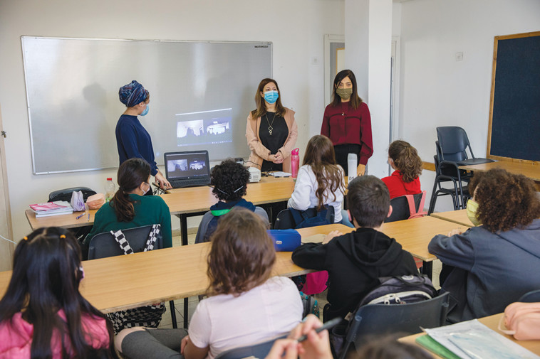 תלמידים בכיתה בקורונה (צילום: אוליבייה פיטוסי, פלאש 90)