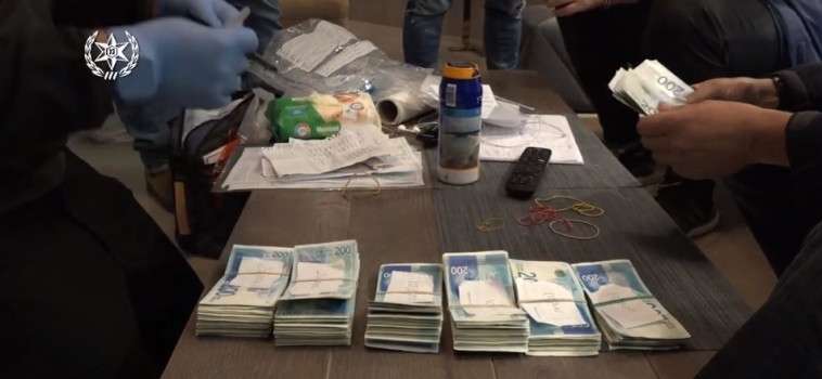 הכסף שנתפס במהלך הפשיטה על רשת הסחר בנשים (צילום: צילום מסך,דוברות המשטרה)
