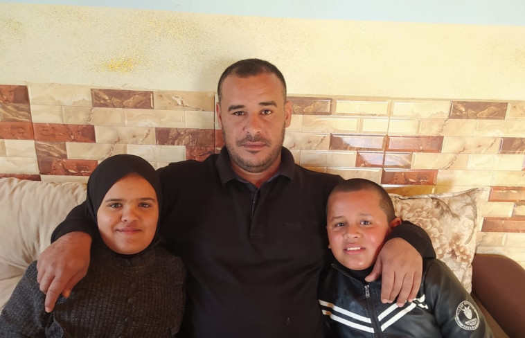 מטעב אבו סביח עם ילדיו