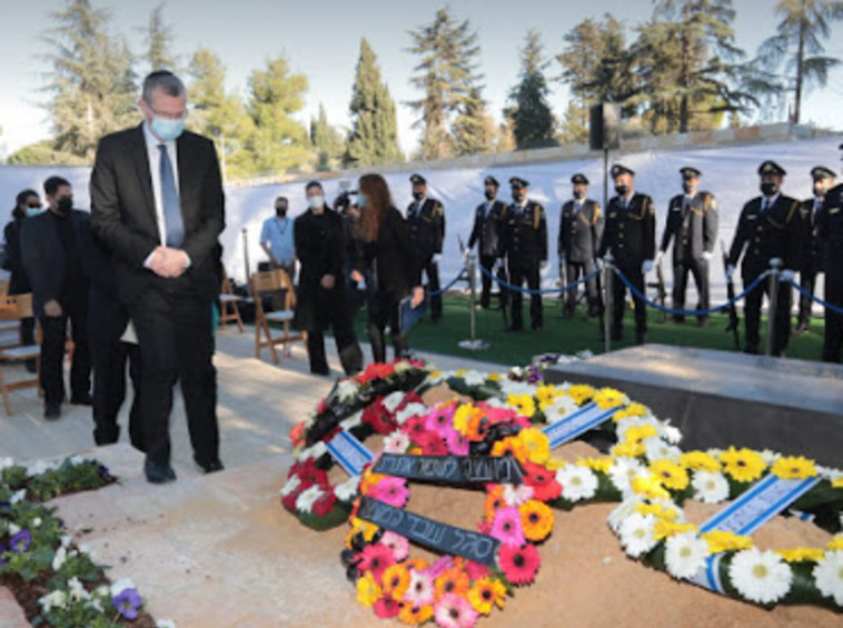 Knesset Speaker Yariv Levin next to Moshe Hillel's grave (Photo: Knesset Spokeswoman Yossi Zamir)