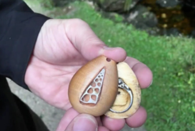 הטבעת שהתחבאה בתוך השרשרת (צילום: צילום מסך יוטיוב)