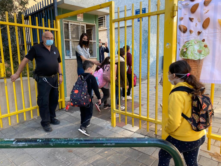 תלמידים חוזרים ללימודים