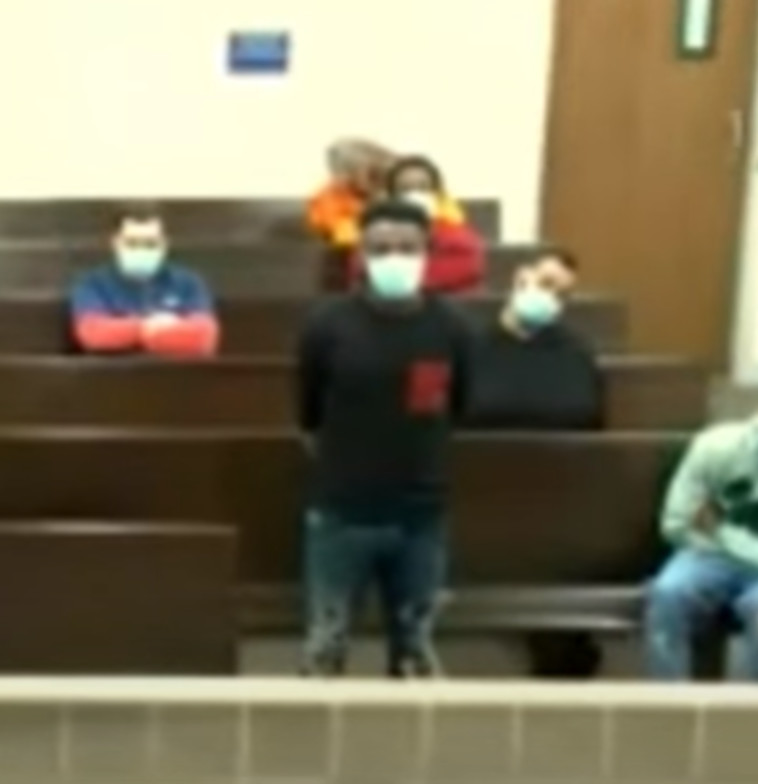 החשוד בהונאה בבית המשפט (צילום: צילום מסך יוטיוב)