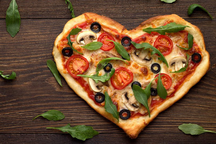 פיצת וולנטיין בצורת לב